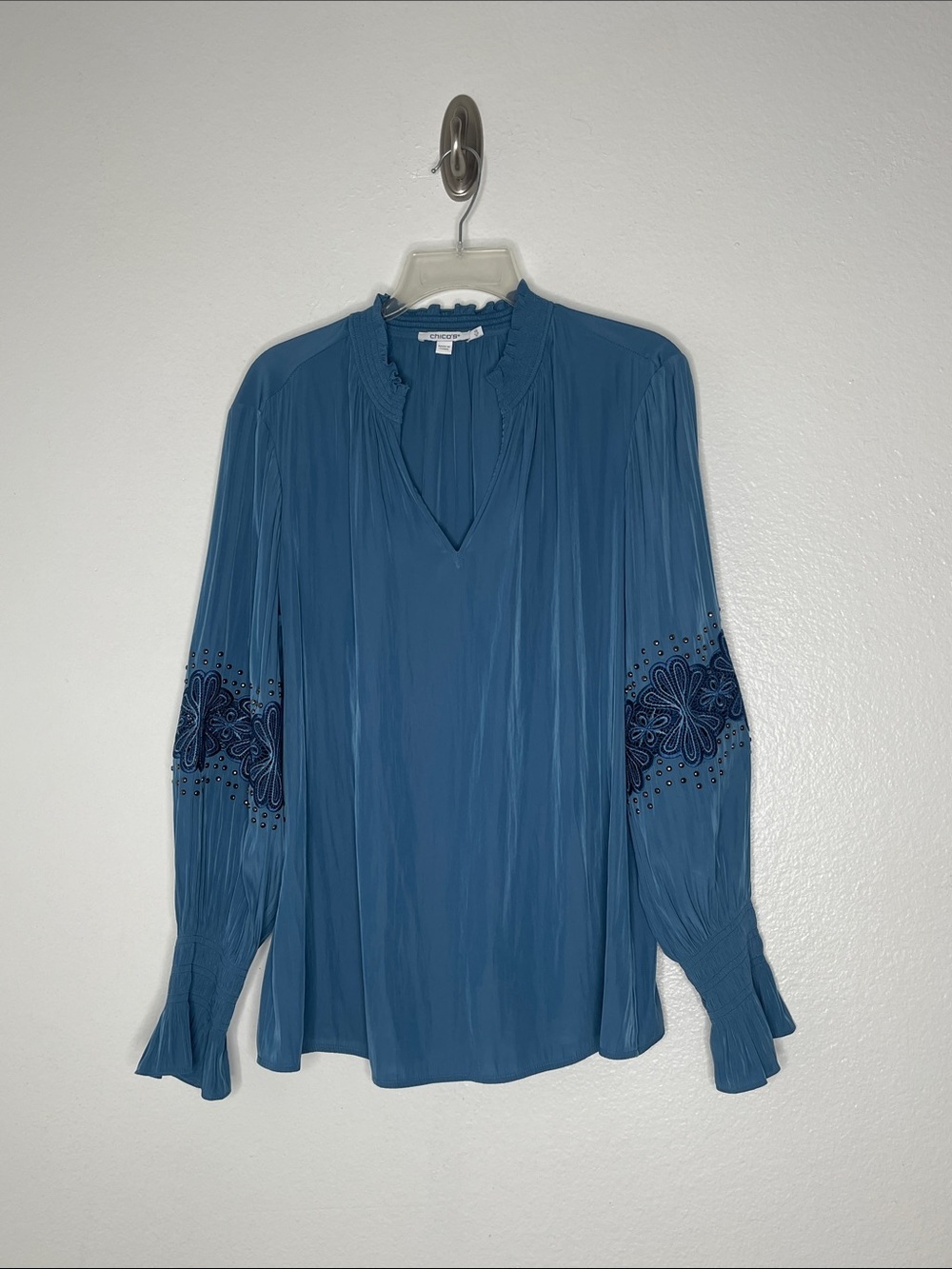 Chico's Blue Long Sleeve Lace Detail Studded V Neck Tunic Blouse Size 1.5 / 10